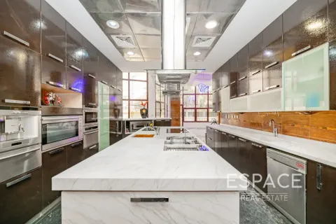 Villa à louer à Emirates Hills, Dubai, EAU 8 chambres, 1486 m2 № 650318 - photo 6