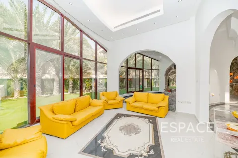 Villa à louer à Emirates Hills, Dubai, EAU 8 chambres, 1486 m2 № 650318 - photo 3