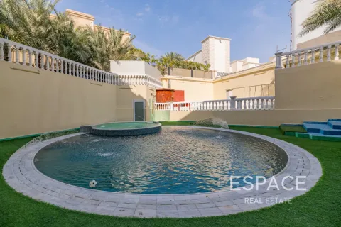 Villa à louer à Emirates Hills, Dubai, EAU 8 chambres, 1486 m2 № 650318 - photo 18