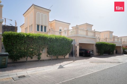 Villa asukohaga Dubai, AÜE: 2 magamistoaga, 685.8 m² Nr 712864