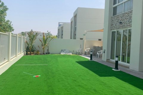Maison de ville à vendre à  Ras Al Khaimah, EAU 4 chambres, 443 m2 № 735063 - photo 2