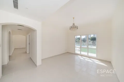 Villa para arrendamento em Meadows, Dubai, EAU 5 quartos, 371 m2 № 661309 - foto 6
