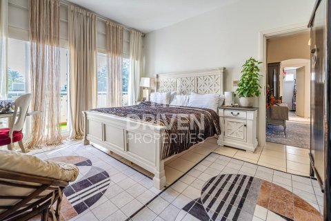 Villa in Meadows, Dubai, UAE 4 bedrooms, 559 sq.m. № 655497 - photo 9