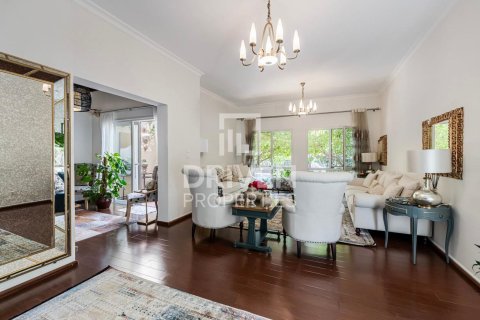 Villa in Meadows, Dubai, UAE 4 bedrooms, 559 sq.m. № 655497 - photo 1