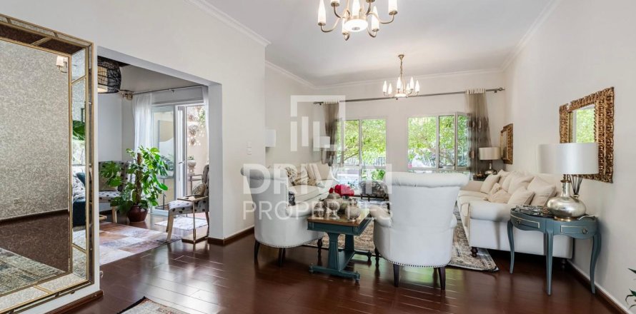 Villa in Meadows, Dubai, UAE 4 bedrooms, 559 sq.m. № 655497