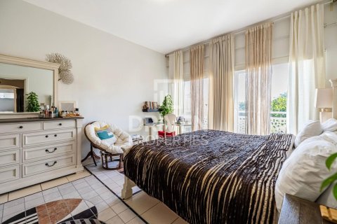 Villa in Meadows, Dubai, UAE 4 bedrooms, 559 sq.m. № 655497 - photo 10