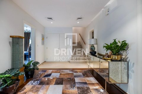 Villa in Meadows, Dubai, UAE 4 bedrooms, 559 sq.m. № 655497 - photo 8