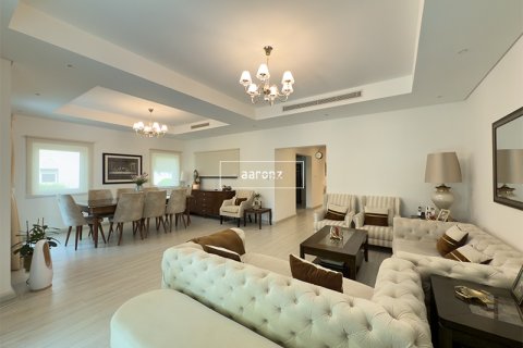 Villa in Al Furjan, Dubai, UAE 3 bedrooms, 229.4 sq.m. № 637918 - photo 4