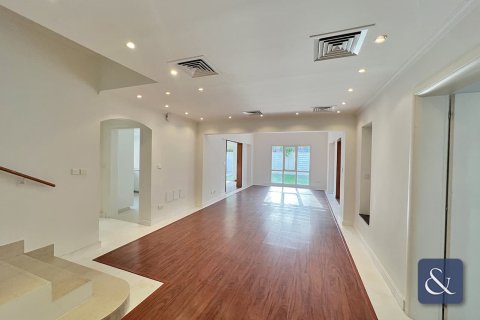 Villa para arrendamento em Meadows, Dubai, EAU 5 quartos, 369 m2 № 668314 - foto 6