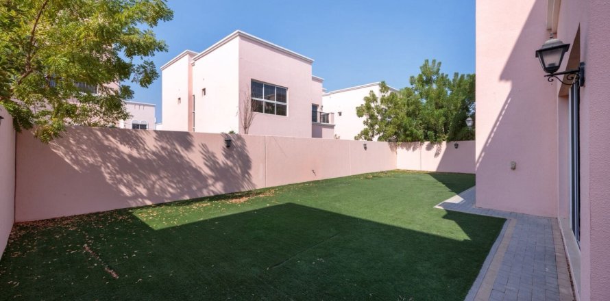 Вилла в Nadd Al Sheba, Дубай, ОАЭ 4 спальни, 469м2 № 709306
