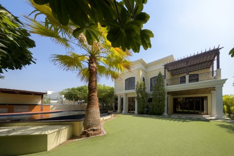 Вилла Emirates Hills, Дубай, БАӘ-да 6 жатын бөлмелер, 2123.86 м² № 750993
