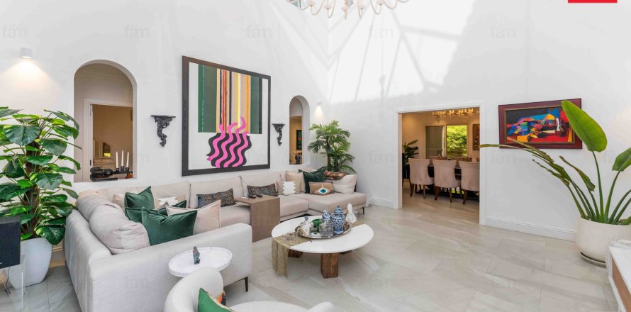 Villa in Dubai, UAE 5 bedrooms, 1112.3 sq.m. № 659259