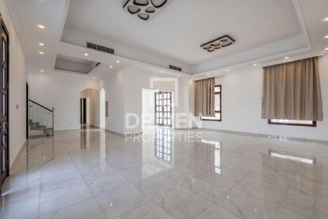 Villa en alquiler en Nadd Al Sheba, Dubai, EAU 6 dormitorios, 1468.05 m2 № 745944 - foto 1