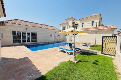 Vila di Jumeirah, Dubai, UEA 5 kamar tidur, 371.6 m2 nomor 645112 - foto 1