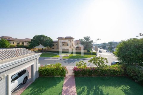 Villa till försäljning i Falcon City of Wonders, Dubai, UAE 5 sovrum, 814 kvm Nr. 643720 - fotografi 3