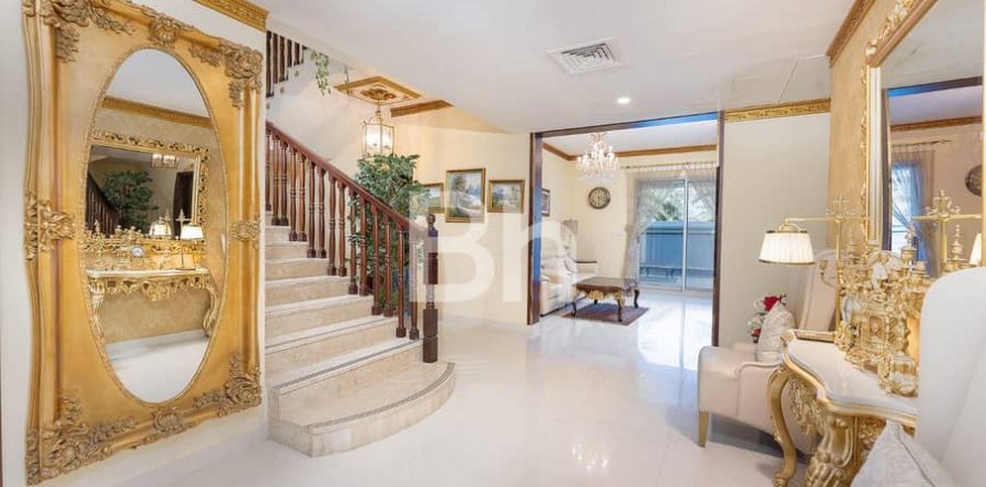 Vila u gradu Falcon City of Wonders, Dubai, UAE 5 spavaće sobe, 814 m2 Br. 643720