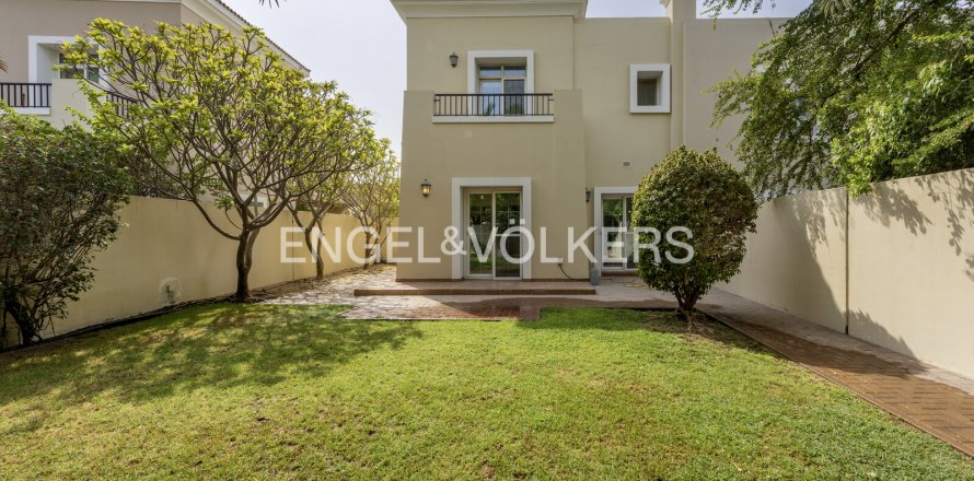 Kaupunkipientalo Dubai, Arabiemiraatit 3 makuuhuonetta, 345 m2 № 698804