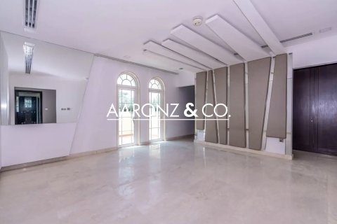 Villa te huur in Jumeirah Park, Dubai, VAE 4 slaapkamers, 740 vr.m., nr 698802 - foto 5