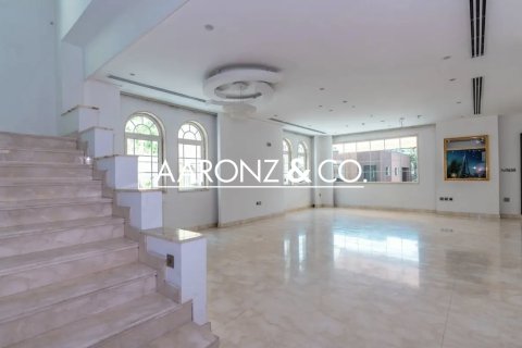 Villa te huur in Jumeirah Park, Dubai, VAE 4 slaapkamers, 740 vr.m., nr 698802 - foto 3