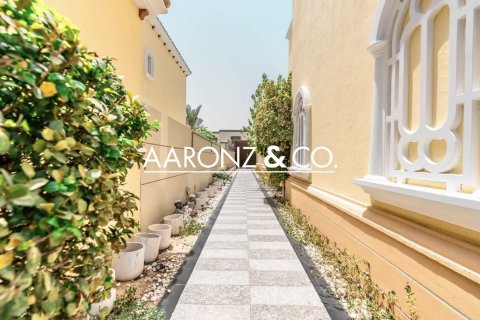 Villa te huur in Jumeirah Park, Dubai, VAE 4 slaapkamers, 740 vr.m., nr 698802 - foto 13