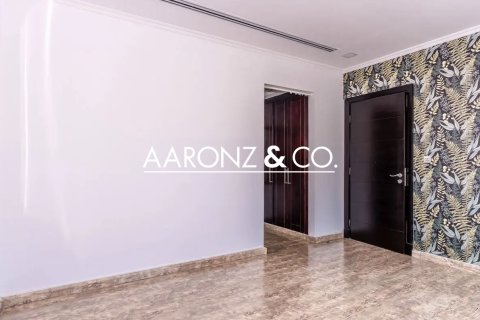 Villa te huur in Jumeirah Park, Dubai, VAE 4 slaapkamers, 740 vr.m., nr 698802 - foto 7