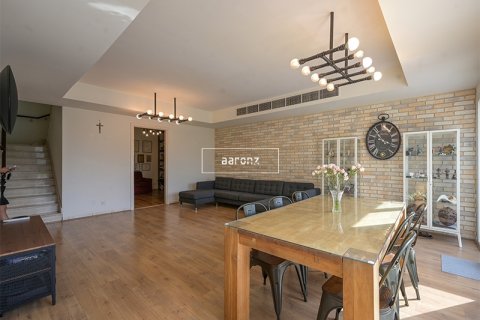 Villa te huur in The Springs, Dubai, VAE 3 slaapkamers, 243 vr.m., nr 630826 - foto 1