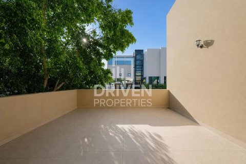Vila v Umm Suqeim, Dubai, SAE 4 spálne, 594.58 m2 č. 746635 - Fotografia 14