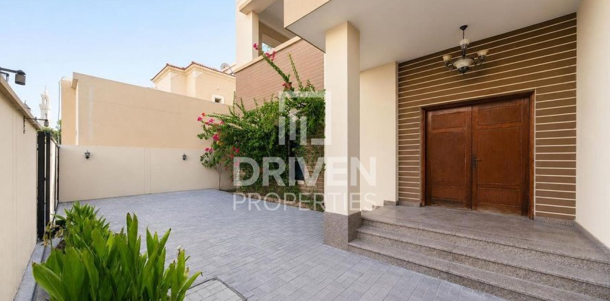 Vila v Umm Suqeim, Dubai, SAE 4 spálne, 594.58 m2 č. 746635