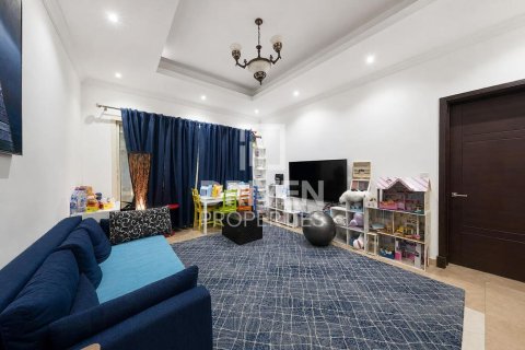 Vila v Umm Suqeim, Dubai, SAE 4 spálne, 594.58 m2 č. 746635 - Fotografia 5