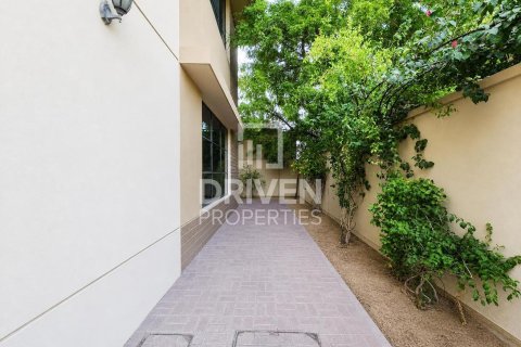 Vila v Umm Suqeim, Dubai, SAE 4 spálne, 594.58 m2 č. 746635 - Fotografia 15
