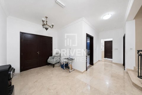 Vila v Umm Suqeim, Dubai, SAE 4 spálne, 594.58 m2 č. 746635 - Fotografia 6