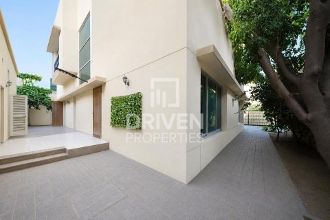 Vila v Umm Suqeim, Dubai, SAE 4 spálne, 594.58 m2 č. 746635 - Fotografia 13