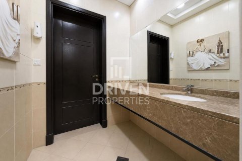 Vila v Umm Suqeim, Dubai, SAE 4 spálne, 594.58 m2 č. 746635 - Fotografia 7