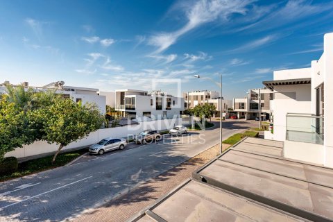 Villa til salg i Dubai, UAE 5 soveværelser, 425.5 kvm № 743411 - foto 3