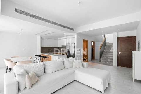 Villa till försäljning i Dubai Land, Dubai, UAE 3 sovrum, 163.6 kvm Nr. 743692 - fotografi 1