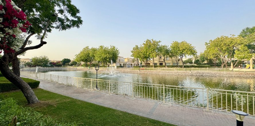 Villa en Al Wasl, Dubai, EAU 2 dormitorios, 172 m² № 709742