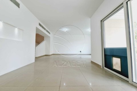Villa til salgs i Abu Dhabi, Emiratene 3 soverom, 225 kvm Nr. 662970 - Foto 2