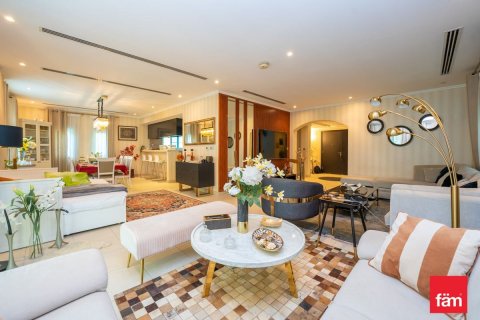 Villa zur Miete in Dubai, VAE 3 Schlafzimmer, 524.2 m2 Nr. 686312 - Foto 3