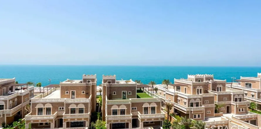 Apartment in Palm Jumeirah, Dubai, UAE 2 bedrooms, 177 sq.m. № 649967