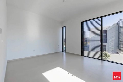 Villa te huur in Dubai, VAE 3 slaapkamers, 180 vr.m., nr 679895 - foto 2