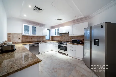 Villa sa Palm Jumeirah, Dubai, UAE 4 silid-tulugan, 623 sq.m. № 661226 - larawan 6