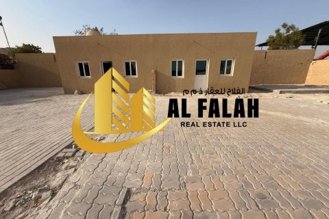 Magazinë në Al Sajaa, Sharjah, Emiratet e Bashkuara Arabe 1858 m2. № 635571 - Foto 2