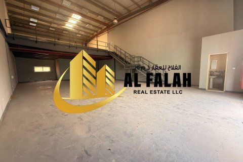 Magazinë në Al Sajaa, Sharjah, Emiratet e Bashkuara Arabe 334 m2. № 635566 - Foto 1