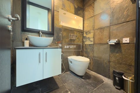 Office in Jumeirah Lake Towers, Dubai, UAE 186.1 sq.m. № 634189 - photo 18