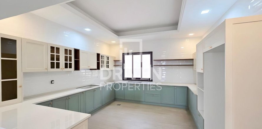 Vila v Nadd Al Sheba, Dubai, SAE 5 ložnice, 557 m² Č.: 684334