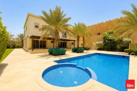 Vilë në Al Barsha, Dubai, Emiratet e Bashkuara Arabe 4 dhoma gjumi, 1849.9 m2. № 714931 - Foto 2
