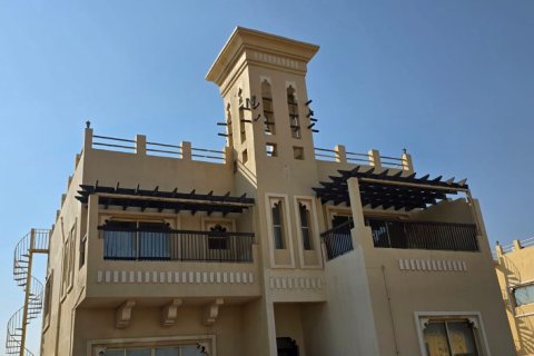 Vila u Ras Al Khaimah, UAE 4 spavaćih soba, 929 m2 Br. 735058 - fotografija 2