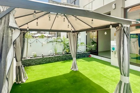 Radový dom v Mohammed Bin Rashid City, Dubai, SAE 4 spálne, 187.01 m2 č. 750465