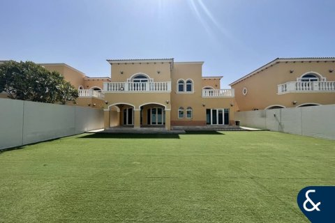 Villa te huur in Jumeirah Park, Dubai, VAE 5 slaapkamers, 750 vr.m., nr 688839 - foto 1