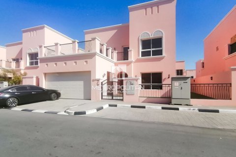 Villa te koop in Nadd Al Sheba, Dubai, VAE 4 slaapkamers, 354 vr.m., nr 664895 - foto 1